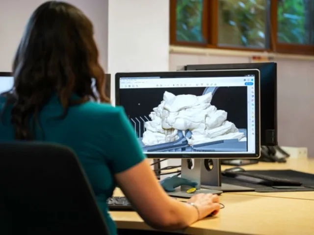 CAD-szakember 3D-modellt vizsgál a monitoron
