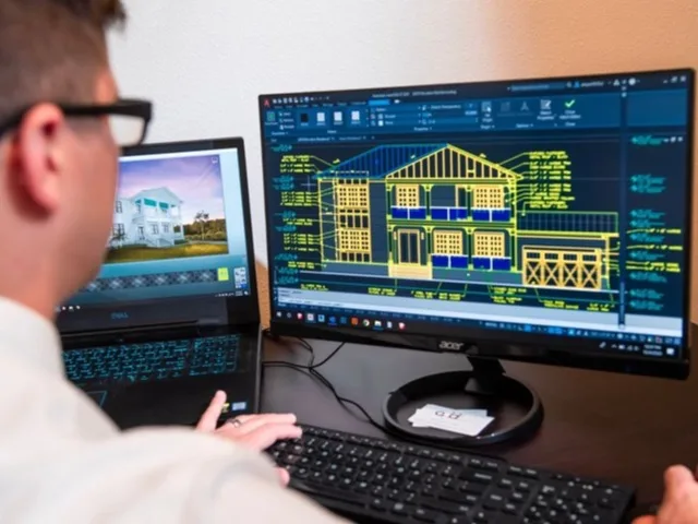 CAD-tervező AutoCAD-ben dolgozik kétmonitoros munkaállomáson